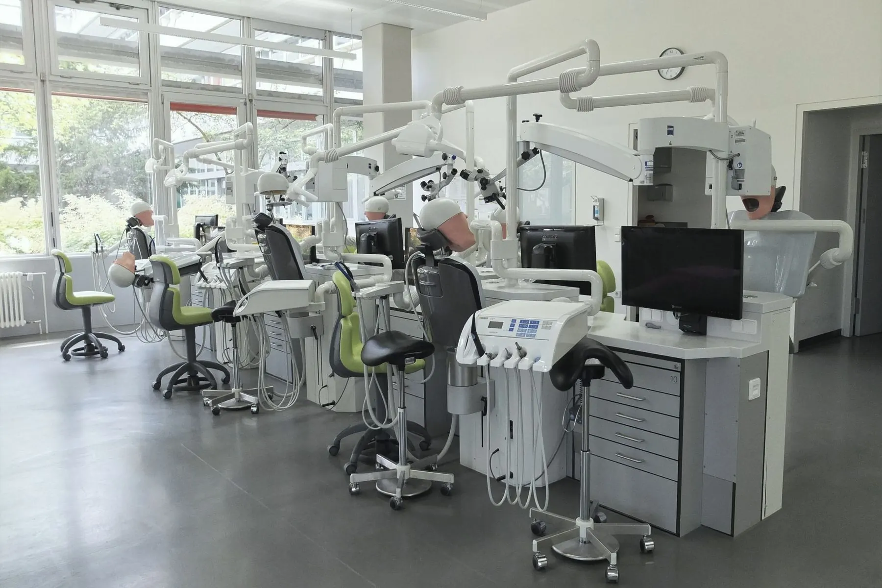 Die Simulationsklinik der Zahnmedizin Ulm mit Behandlungsplätzen und Phantomköpfen