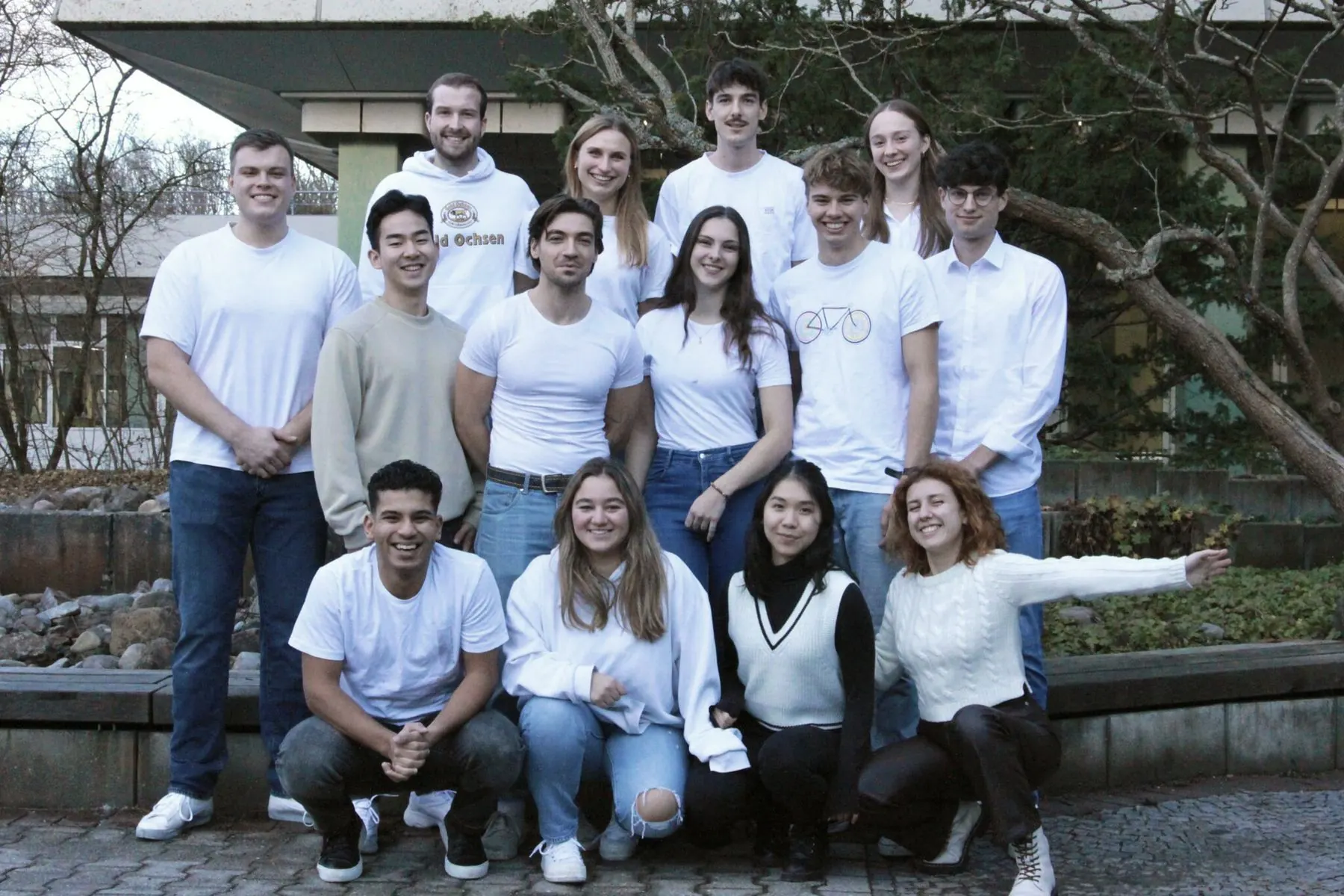 Gruppenfoto der Fachschaft Zahnmedizin Ulm vor dem Unigebäude